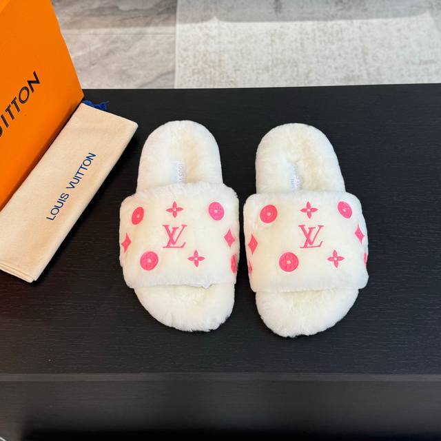 Louis Vuitton Ss24 New Arrival～ L家2024秋冬厚底羊毛拖鞋新品 超舒适的lv毛拖 简约随性 时髦有范， 慵懒又不乏高级感，最舒